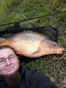 Kleiner Köder, großer Fisch. Grandioser Drill auf der Mediumfeeder