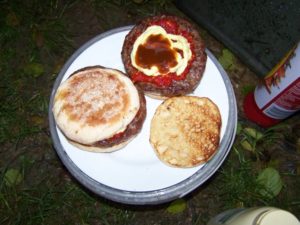 Angler mögen es herzhaft. Burger vom Holzkohlegrill... mit viel Zwiebel und scharf.