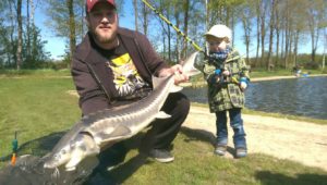 Thilo (3) mit seinem ersten Fisch des Lebens