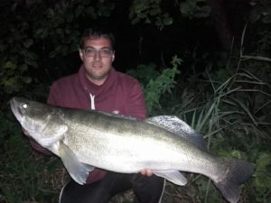 Sebastians erster Fisch beim gezielten Walleransitz. Ziel verfehlt!