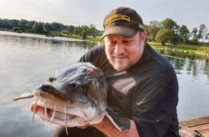 Dennis Knoll mit einem der Urzeit-Giganten Störe